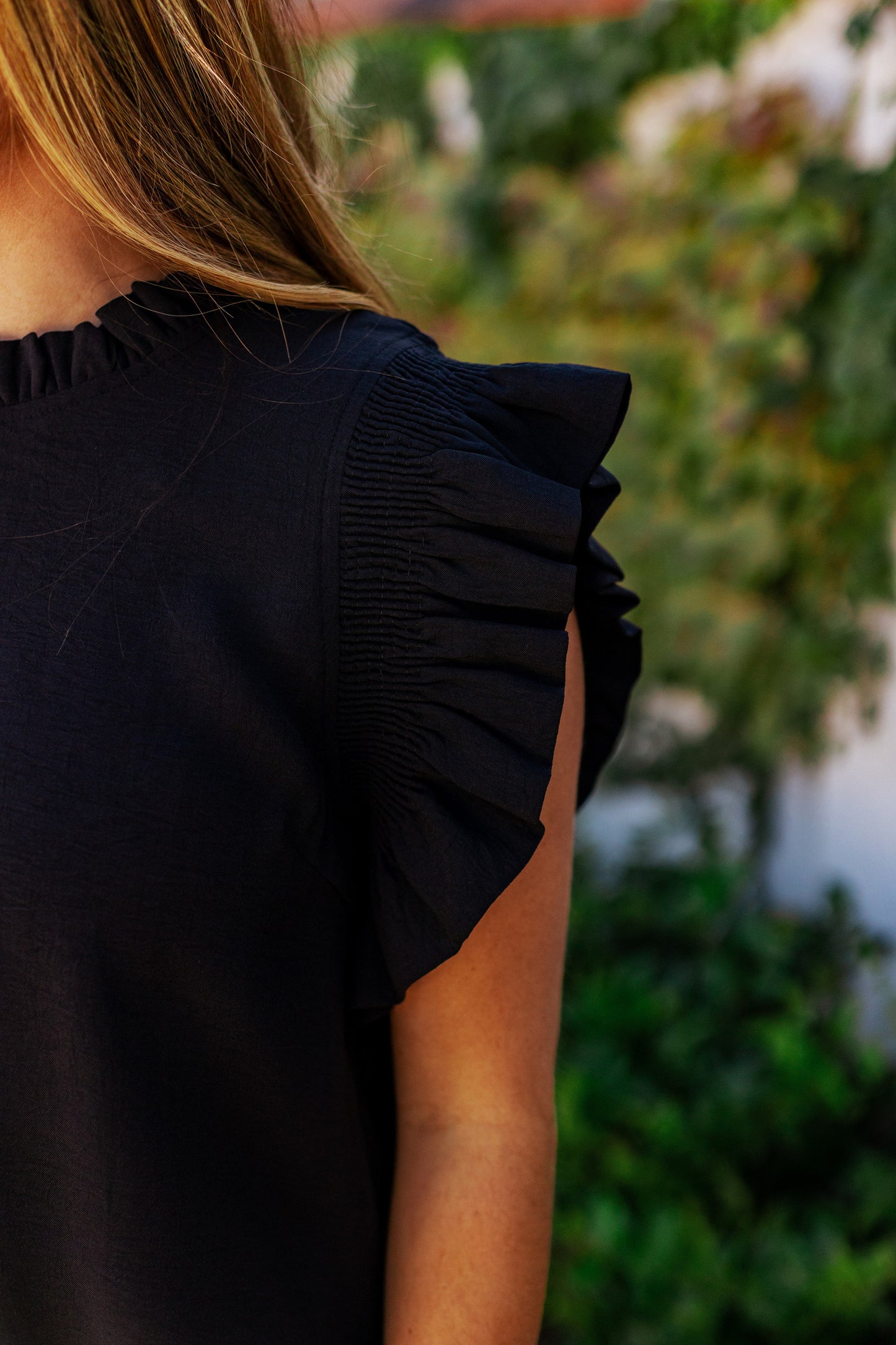 HEART ON YOUR RUFFLE SLEEVE TOP BLACK