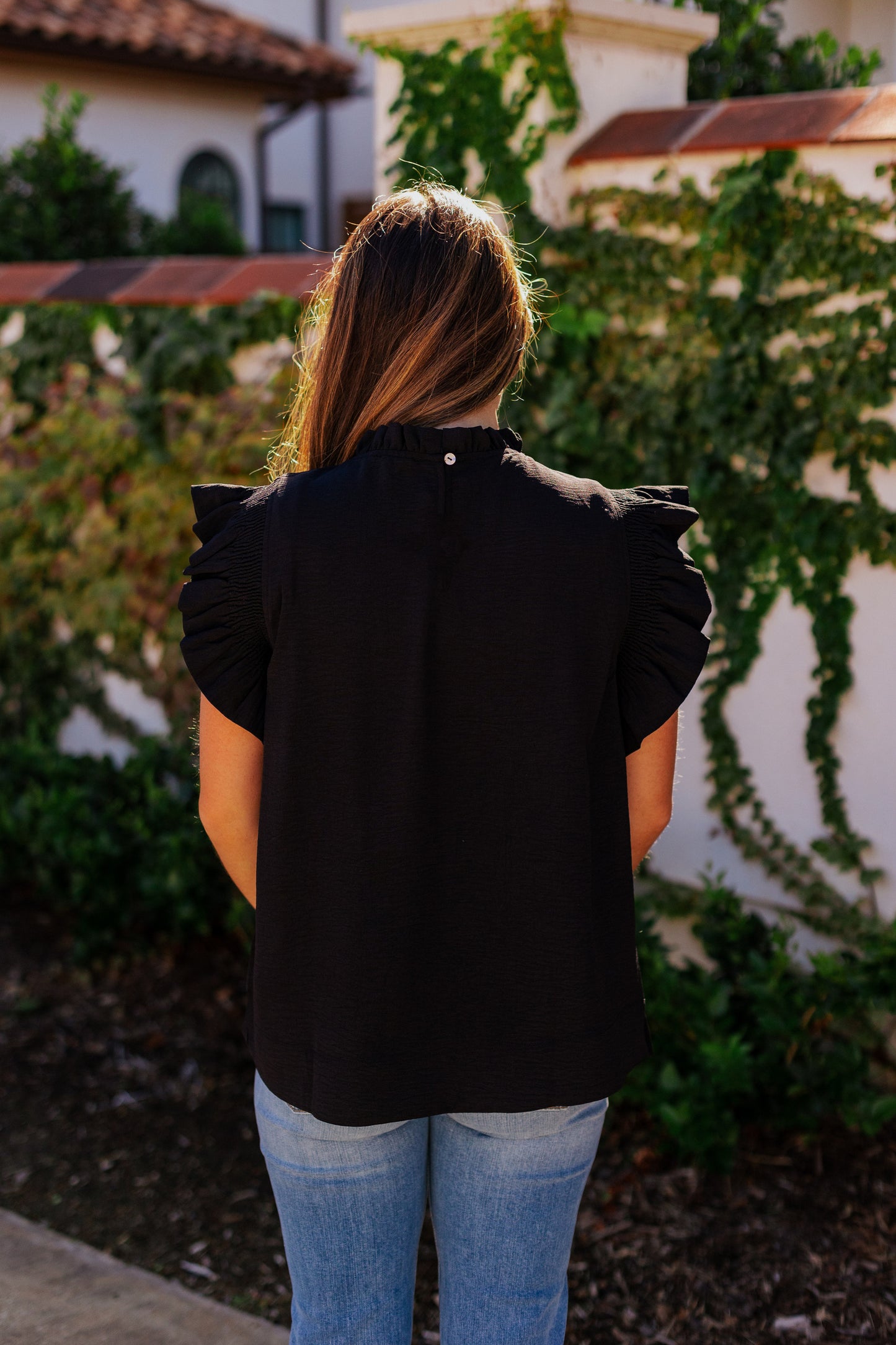 HEART ON YOUR RUFFLE SLEEVE TOP BLACK