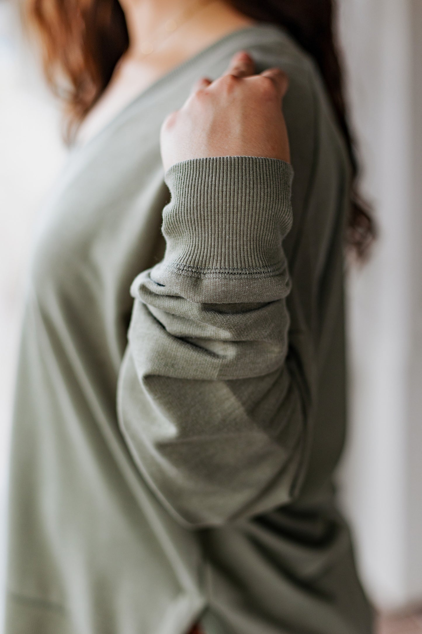Z SUPPLY: MODERN V-NECK WEEKENDER EVERGREEN