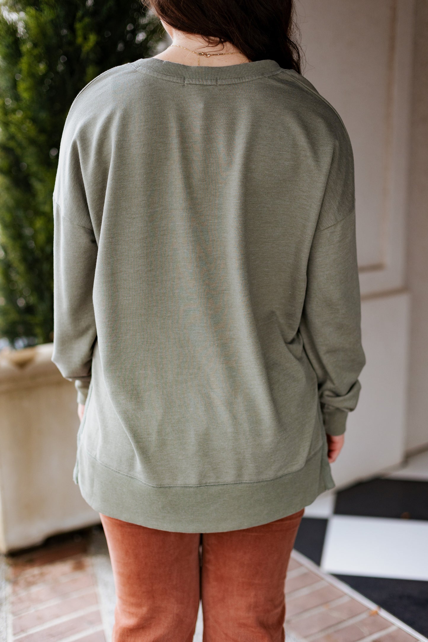 Z SUPPLY: MODERN V-NECK WEEKENDER EVERGREEN