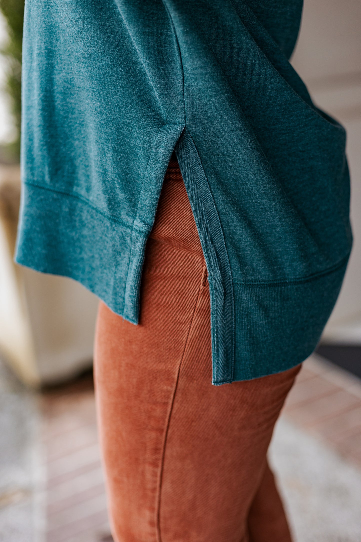 Z SUPPLY: MODERN V-NECK WEEKENDER ABYSS