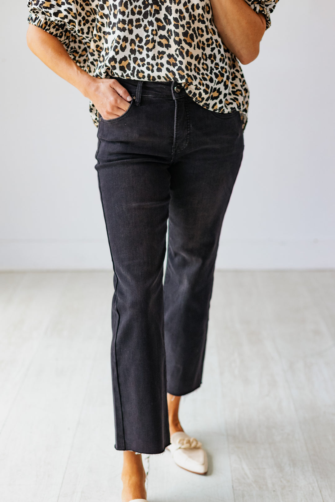 BLACK MIDRISE CROP STRAIGHT JEAN