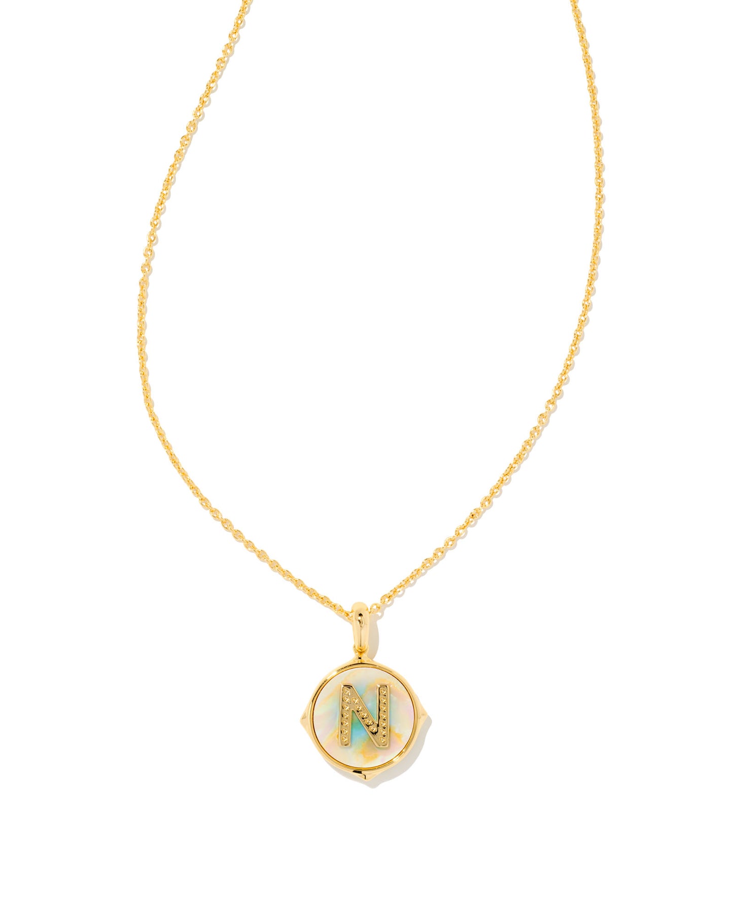 KENDRA SCOTT: Letter Disc Pendant Necklace in Gold/Iridescent Abalone