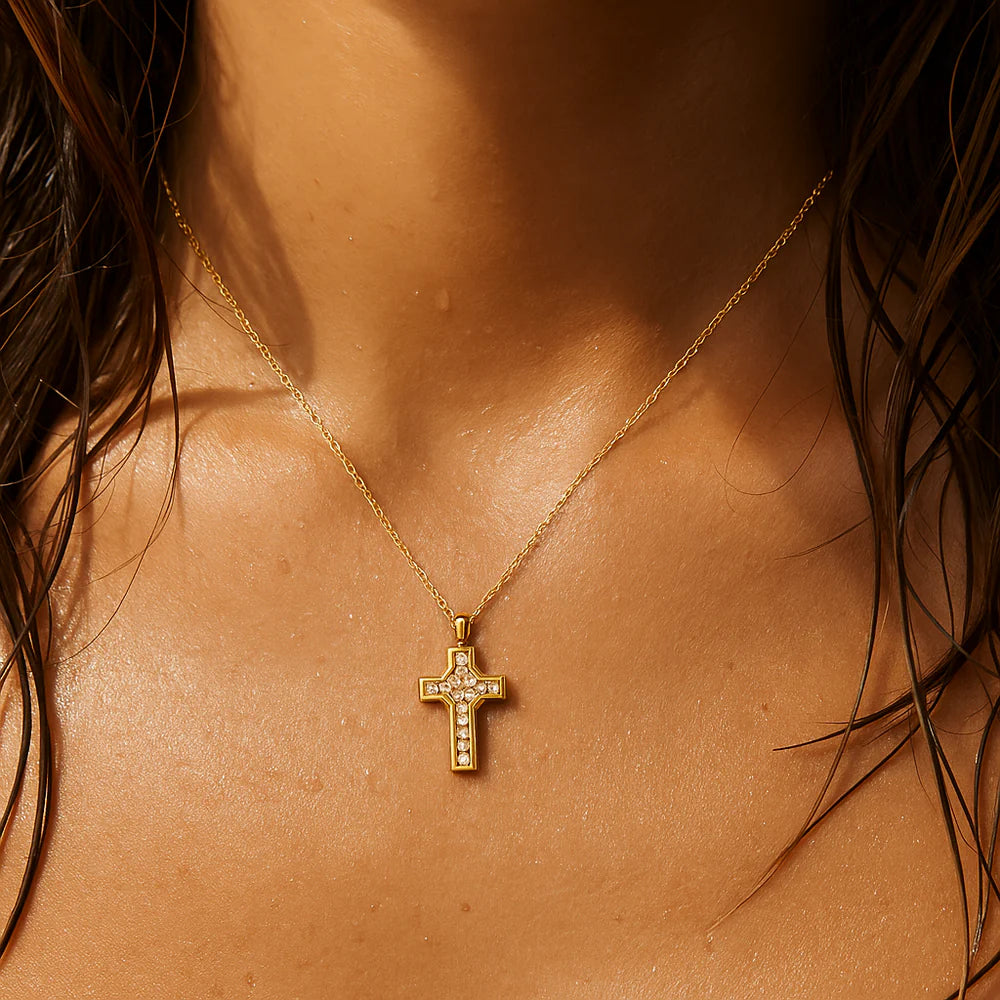 ELLIE VAIL: WYATT MINI CROSS PENDANT NECKLACE- GOLD
