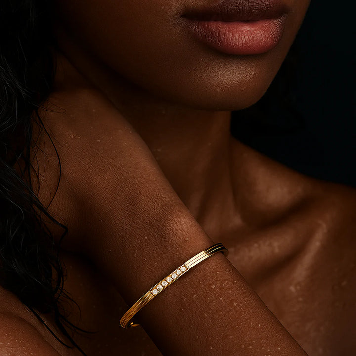 ELLIE VAIL: CLEO BANGLE BRACELET- GOLD