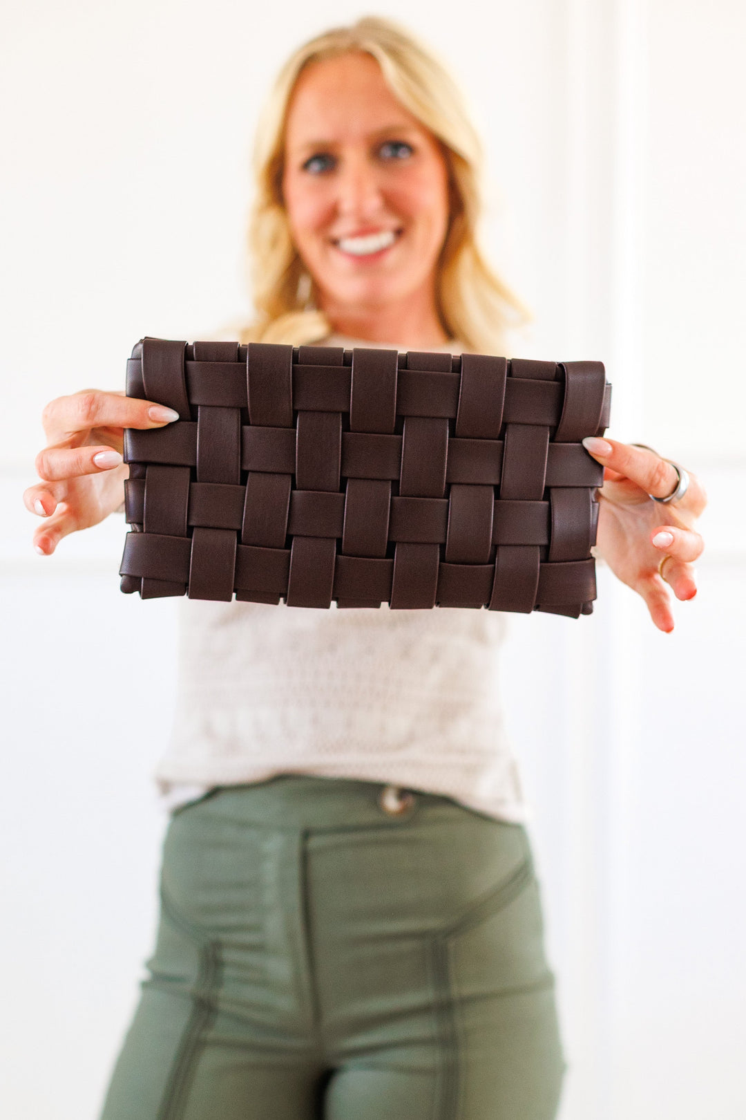 LINDY WOVEN CLUTCH - ESPRESSO