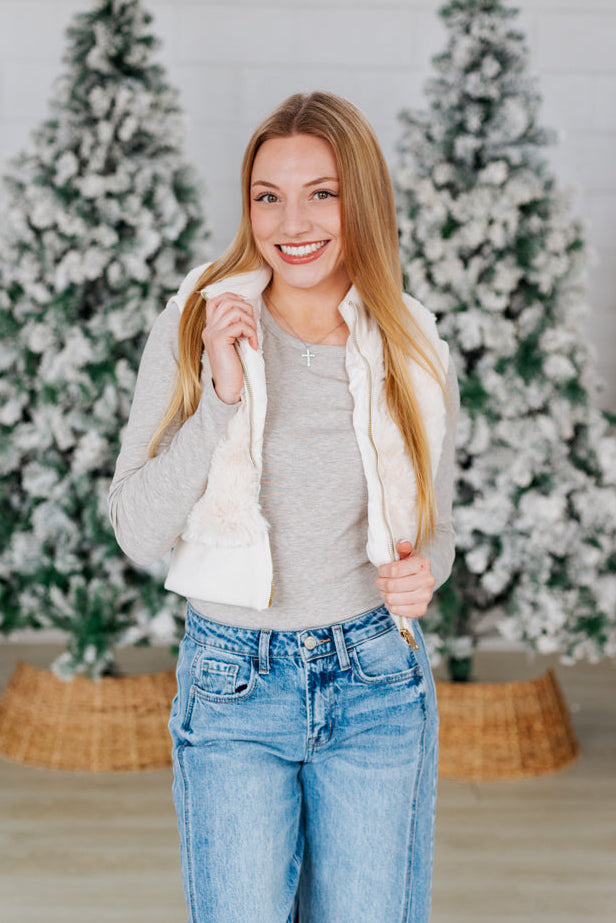 CREAM ZIP UP CROPPED FUR VEST