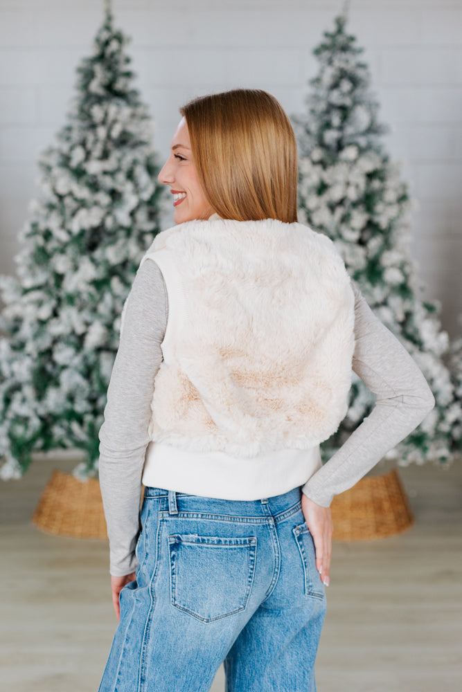CREAM ZIP UP CROPPED FUR VEST