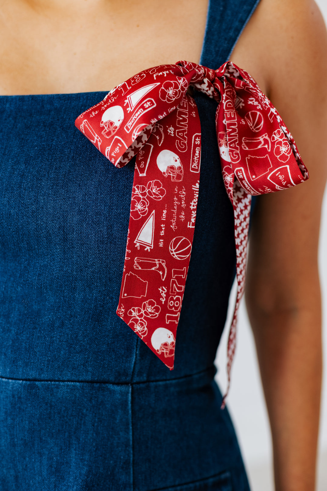 SIDELINE TWILLY SCARF: FAYETTEVILLE