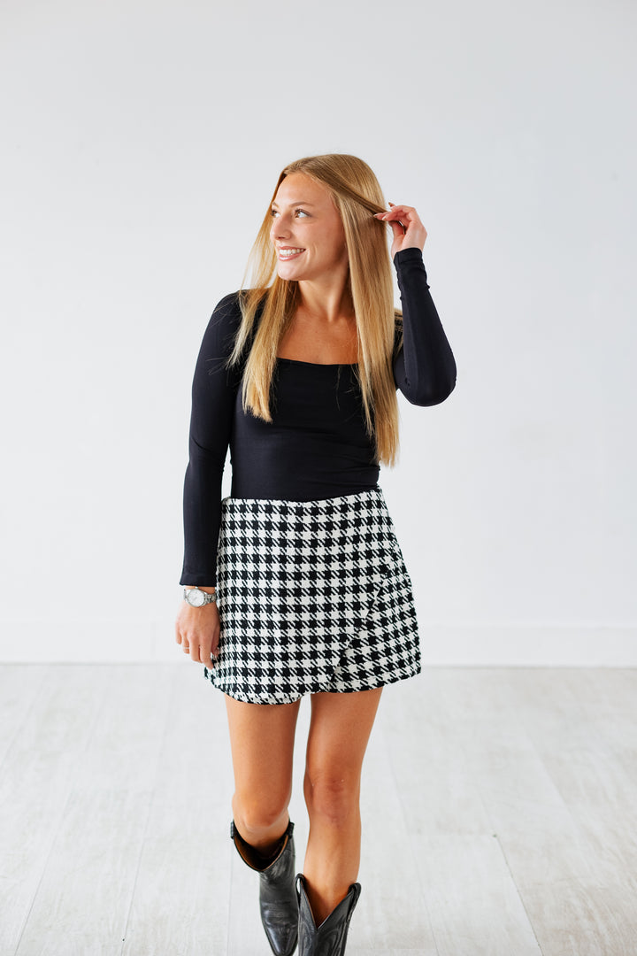 BLACK & WHITE HOUNDSTOOTH TWEED SKORT