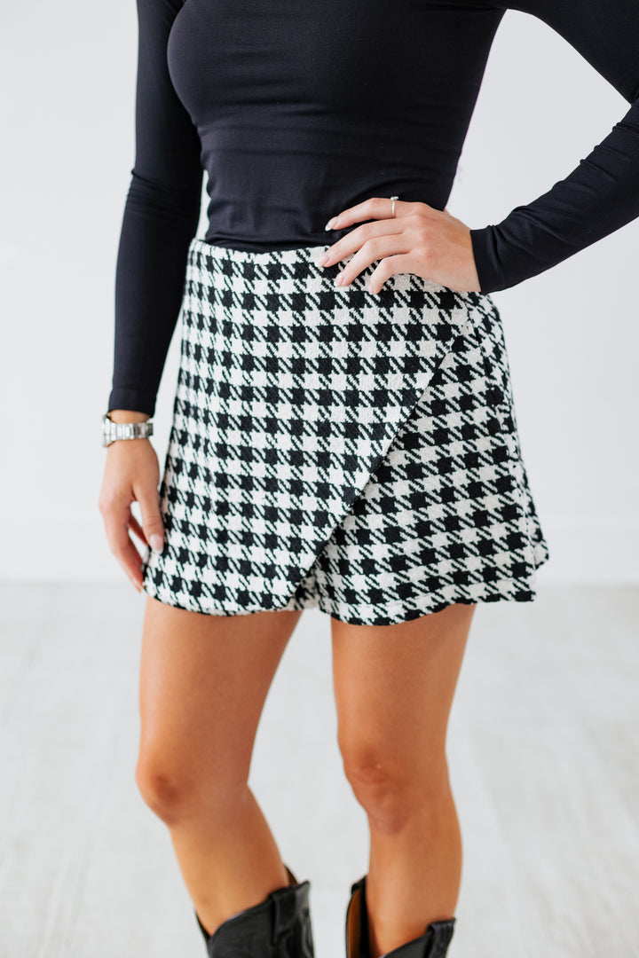 BLACK & WHITE HOUNDSTOOTH TWEED SKORT