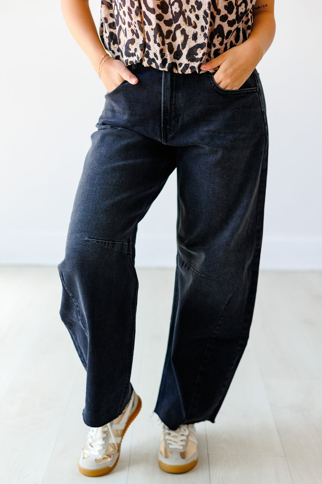 WASHED BLACK BARREL JEAN
