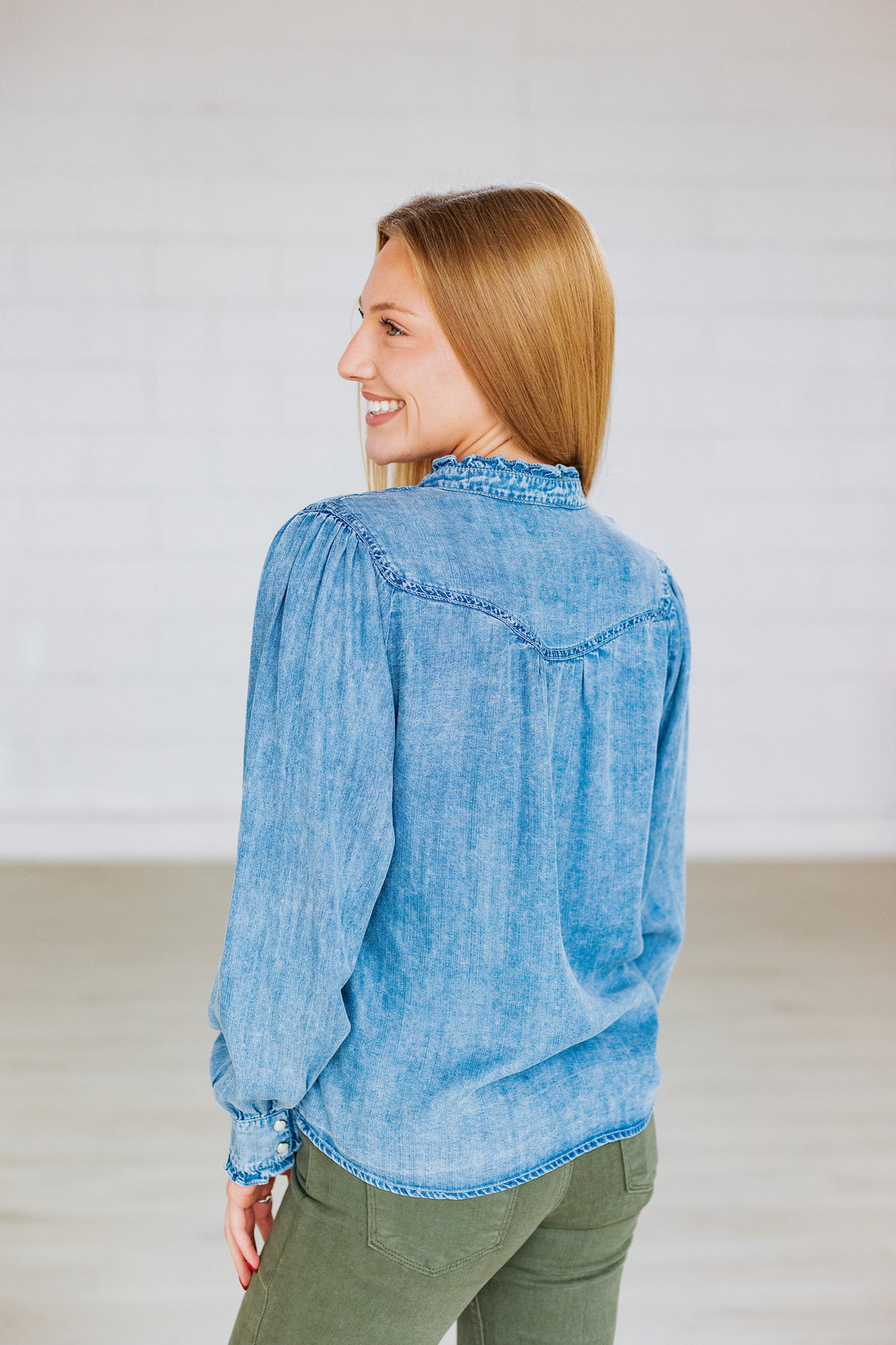 WASHED DENIM SNAP TOP