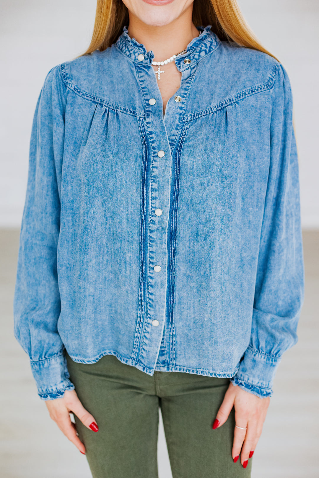 WASHED DENIM SNAP TOP