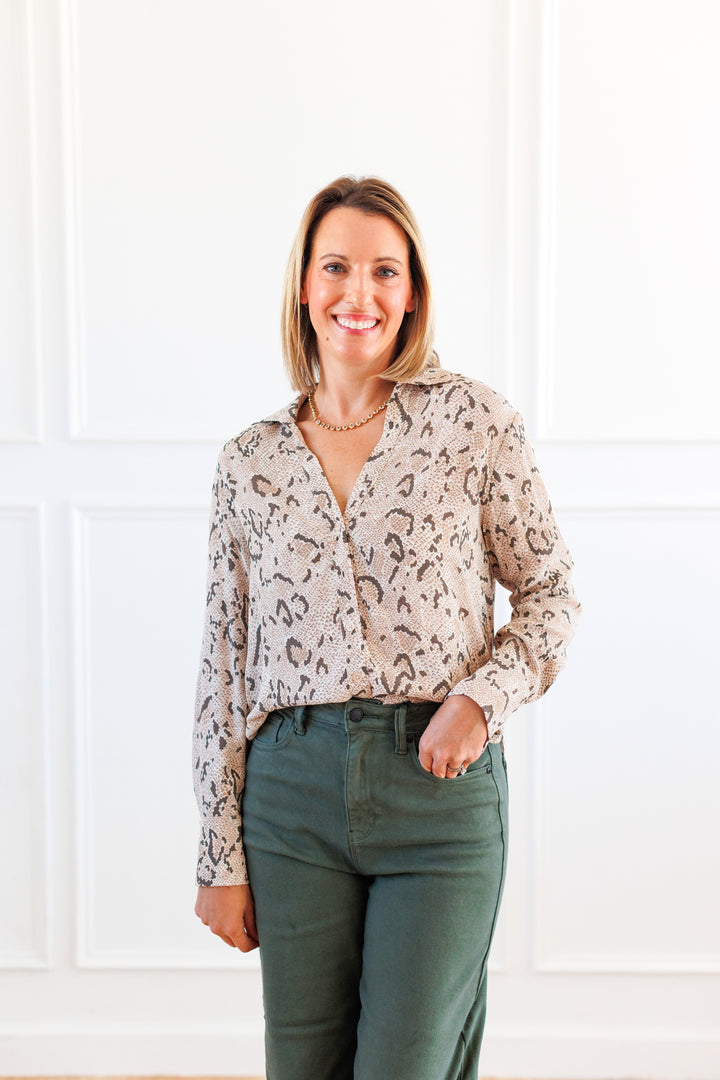 Z SUPPLY: FROSTED PEARL SNAKE PRINT BUTTON-UP BLOUSE