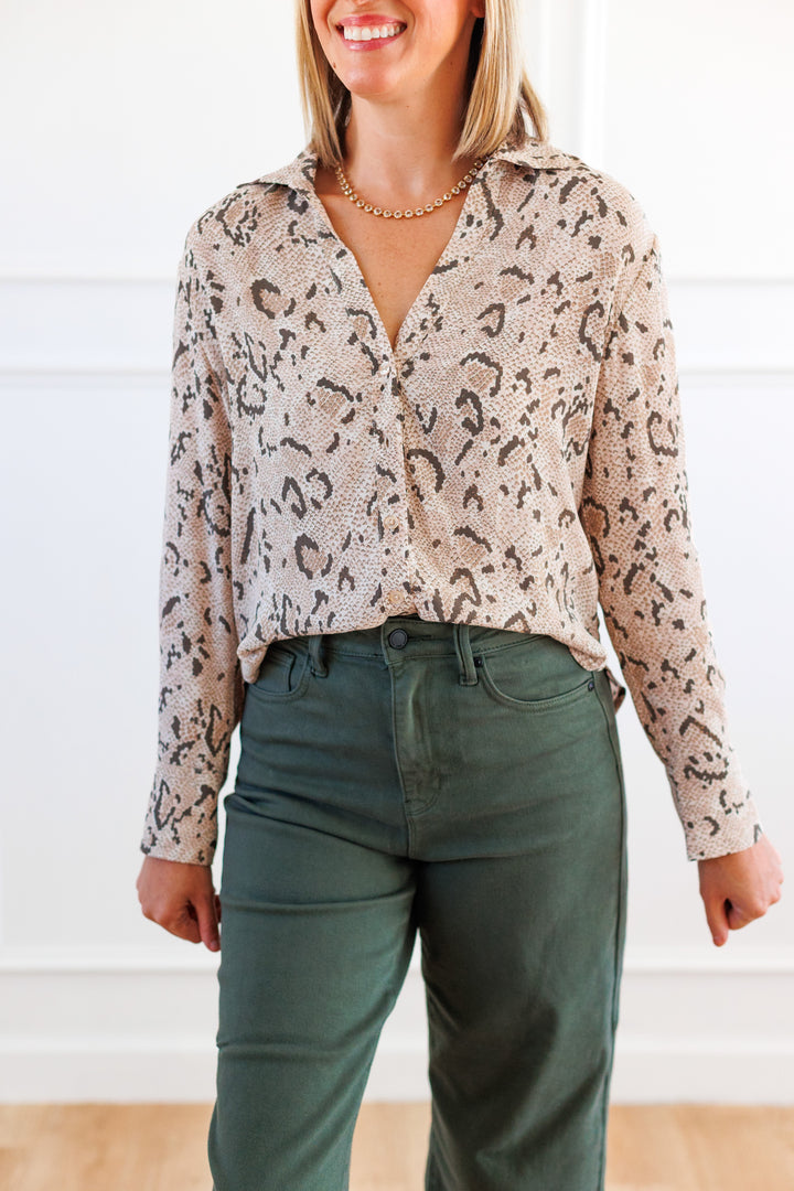 Z SUPPLY: FROSTED PEARL SNAKE PRINT BUTTON-UP BLOUSE