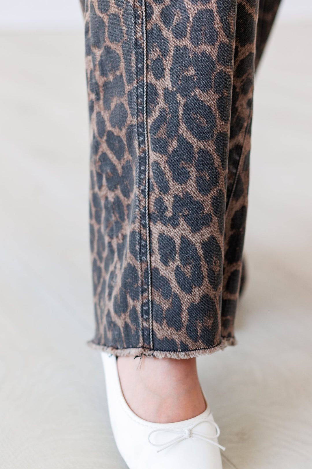 WIDE LEOPARD PRINT JEAN
