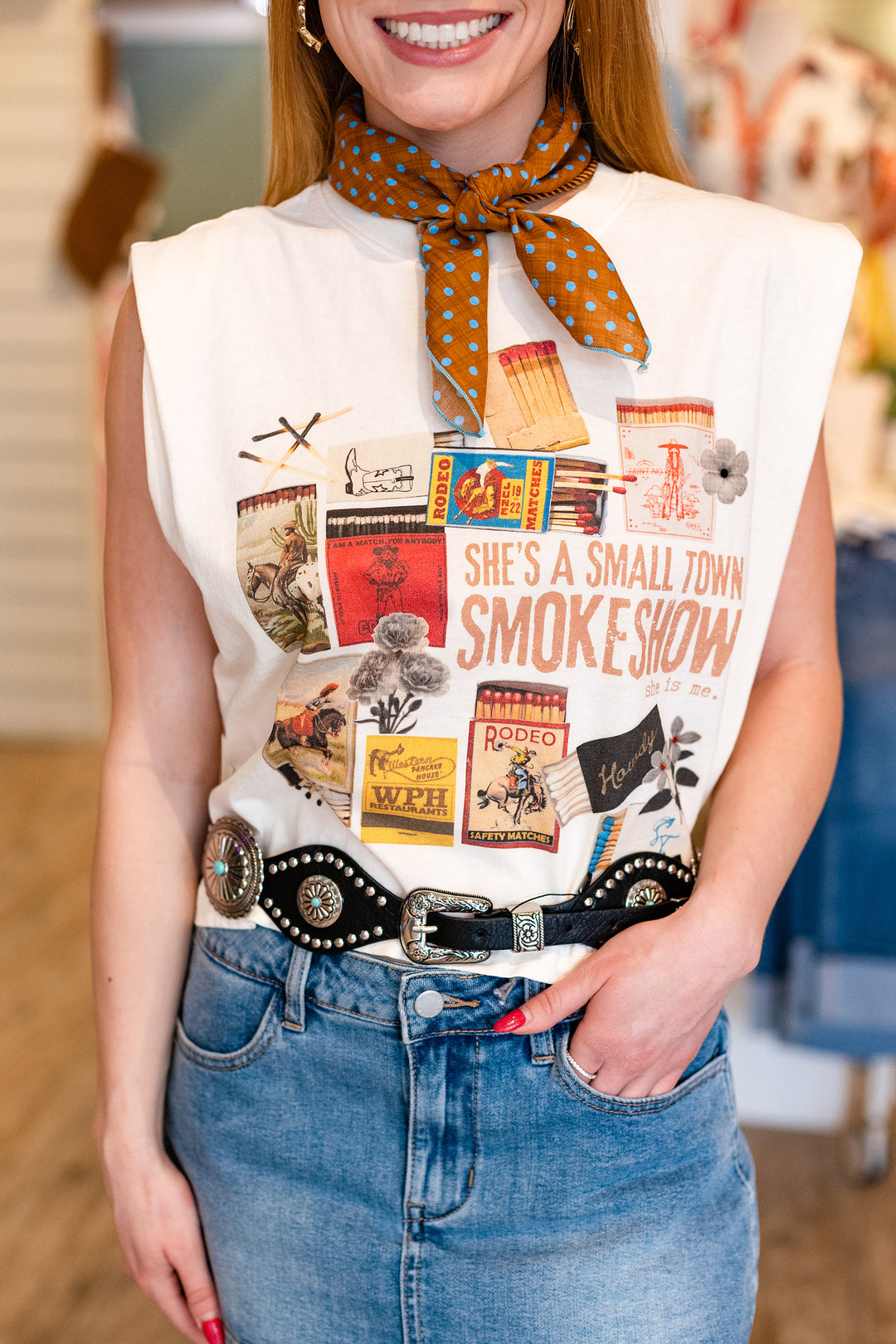 SMALL TOWN SMOKESHOW GRAPHIC MUSCLE TEE