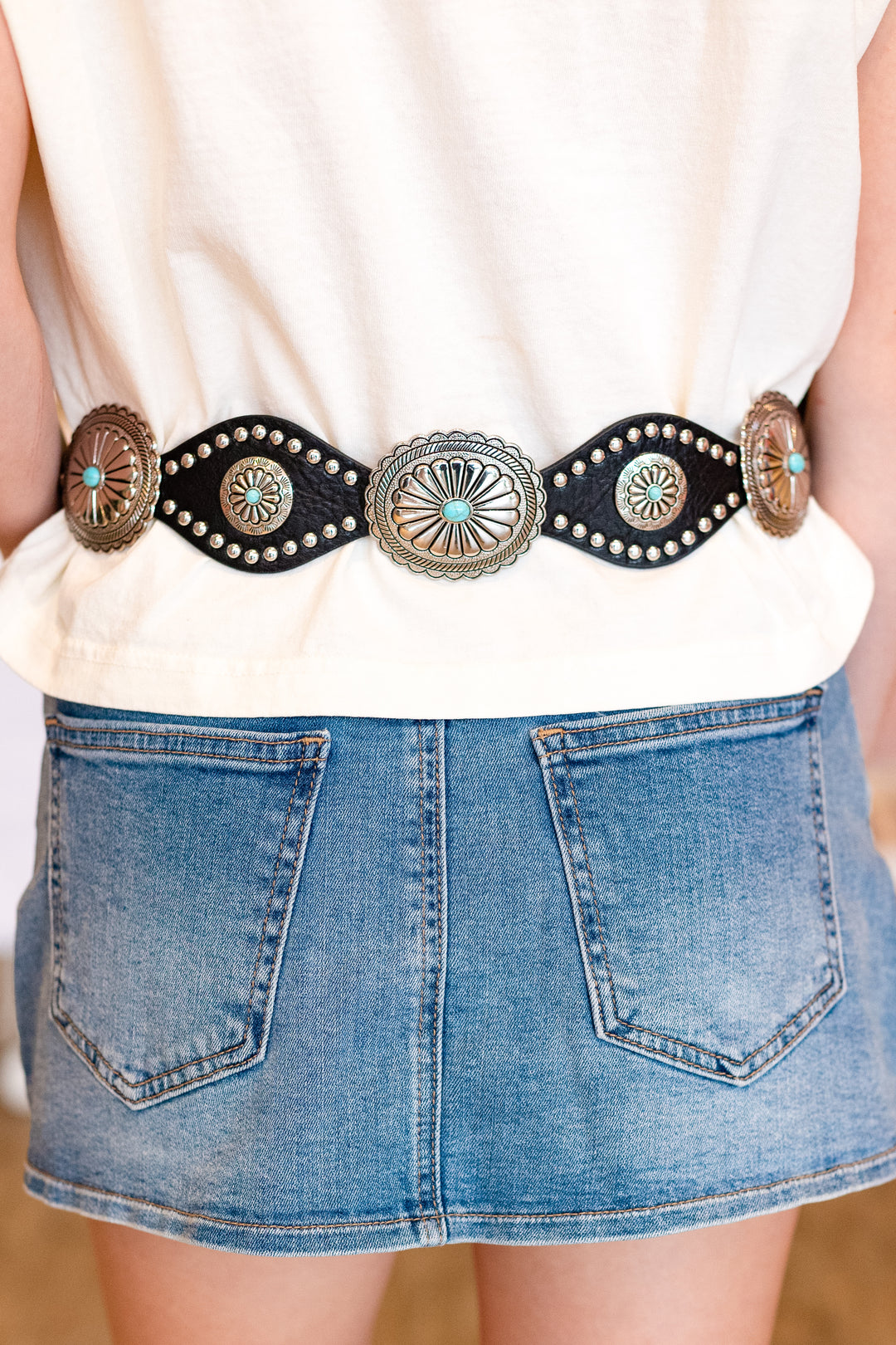 SILVER CONCHO WESTERN BUCKLE LEATHER BELT: BLACK