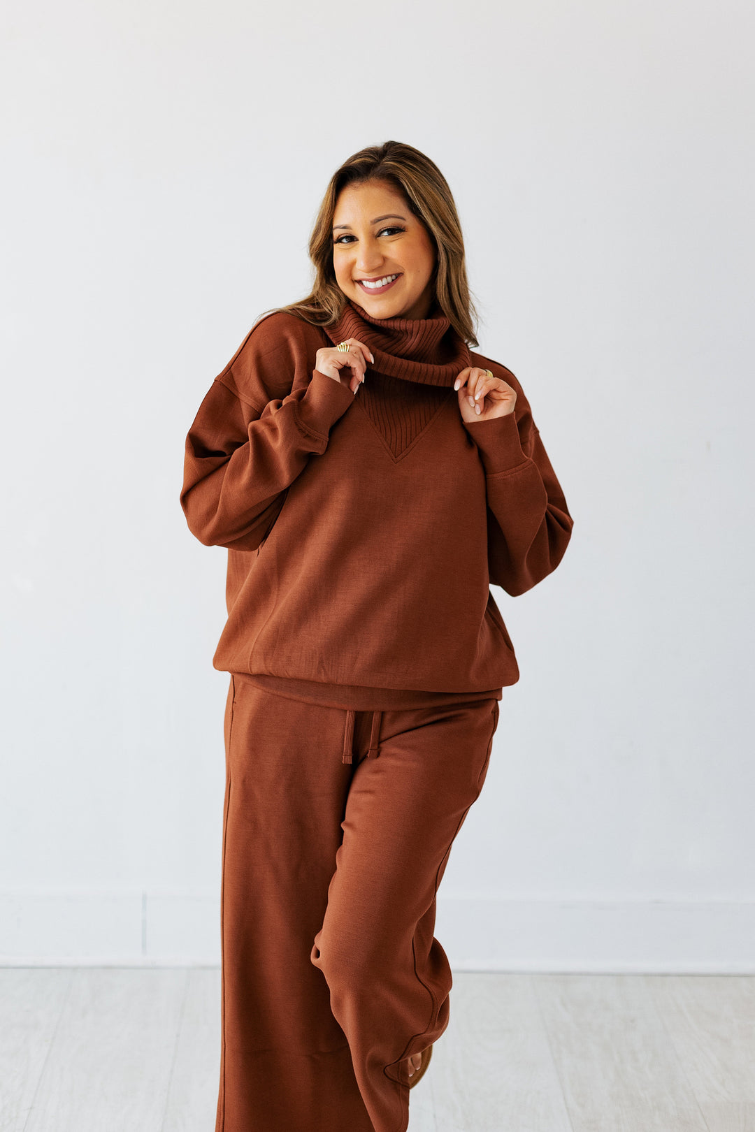 SCUBA LUXE TURTLENECK SWEATSHIRT- CHESTNUT