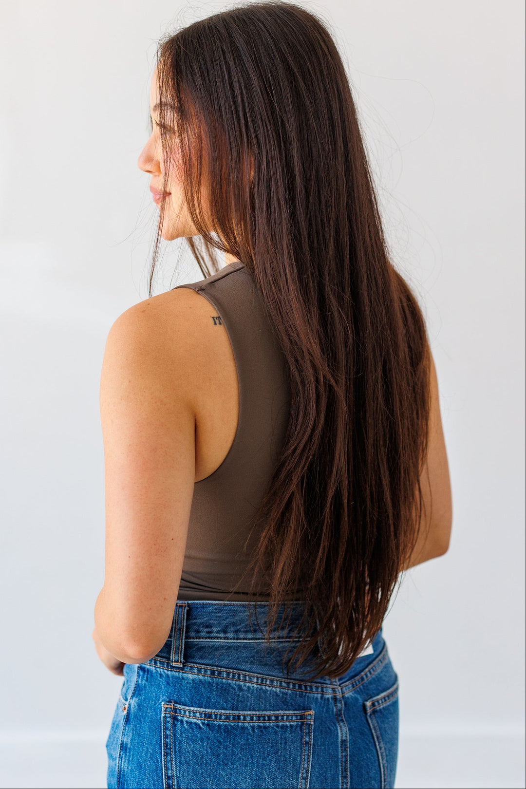 NIKIBIKI: SMOOTH SQUARE NECK TOP-EARTH OLIVE