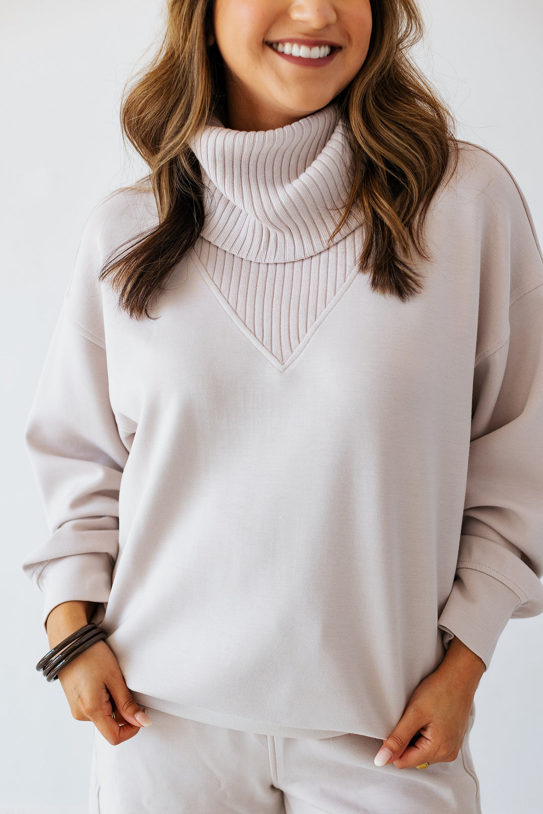 SCUBA LUXE TURTLENECK SWEATSHIRT- MOCHA CREAM