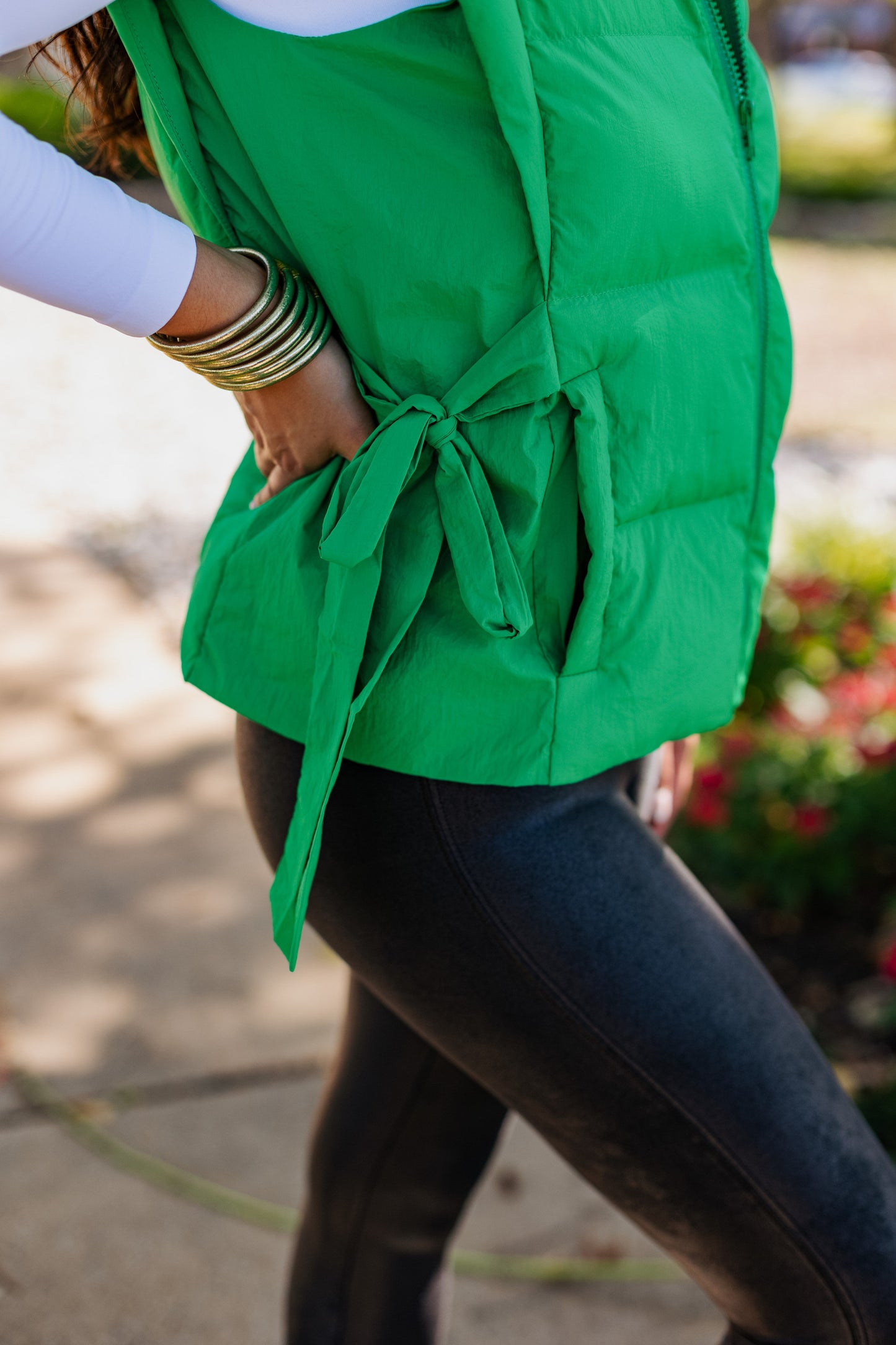 SIDE TIE PUFFER VEST / KELLY GREEN