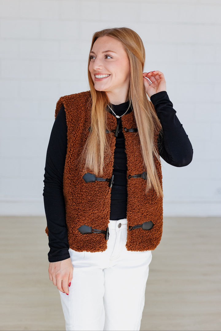 BROWN TOGGLE FRONT SHERPA VEST – The Palm Tree Boutique