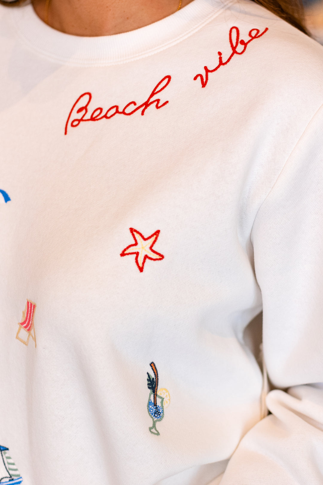BEACHY VIBE EMBROIDERED FLEECE CREWNECK