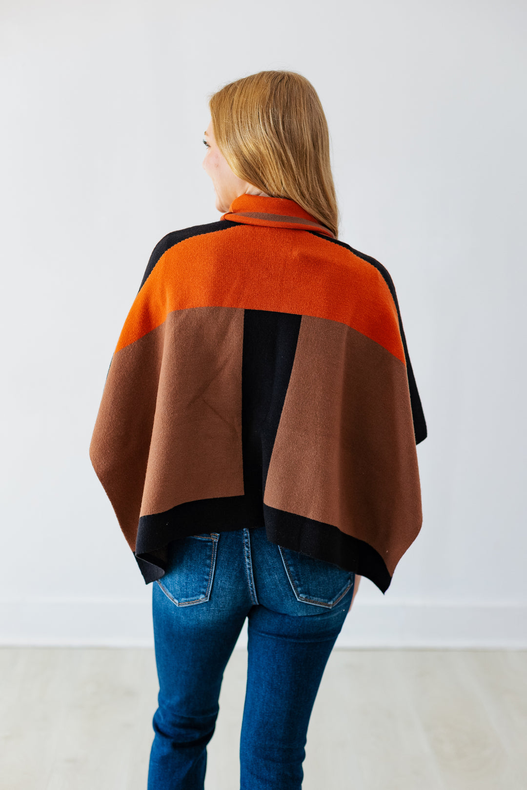 COLORBLOCK TURTLENECK KNIT PONCHO- BROWN