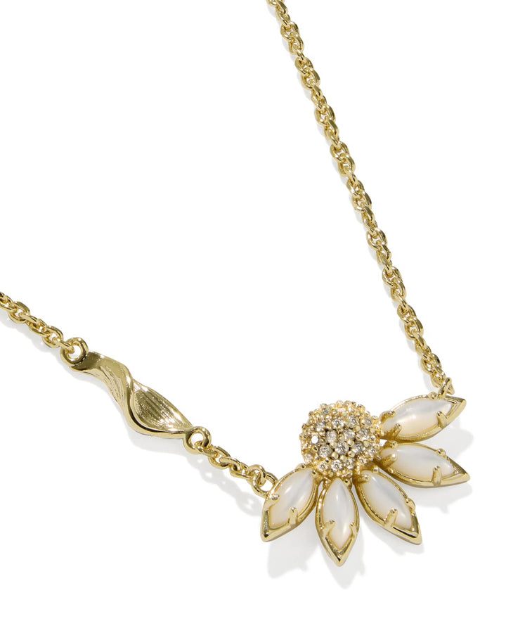 KENDRA SCOTT: ANYA FLOWER GOLD SHORT PENDANT- IVORY MIX