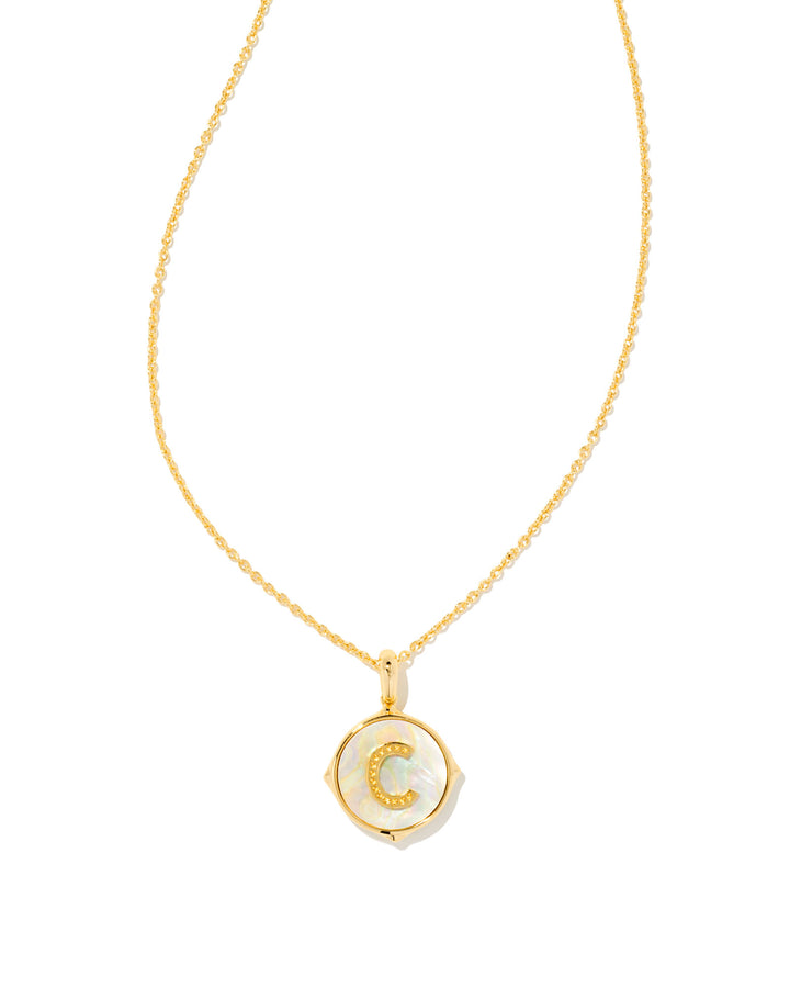 KENDRA SCOTT: Letter Disc Pendant Necklace in Gold/Iridescent Abalone